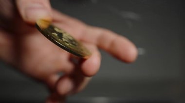 Bir Altın Bitcoin Dönen Paraların Yavaş Görünümü, Bir Cam Masa Arasında Yakalandı, Sikkenin Ayrıntıları ve Hareketi Vurgulandı