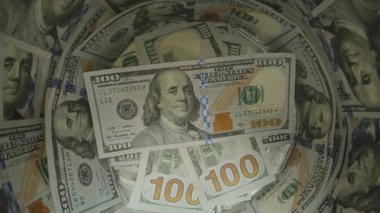 Cam bir kavanozun içinde 100 Dolarlık banknotları taşıyan El Hareketi 'nin yakın plan görüntüsü, Nakit Para Hareketi' ni yakalıyor. Para İdaresi. Dolly kaydırıcı, kapat.