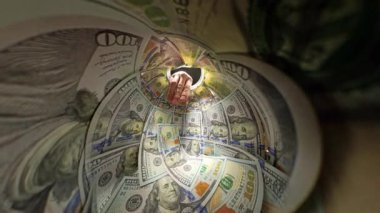 Bir Kavanozun İçinden, Yüz Dolarlık Faturalar Arasında El Sürtünmesi Olarak Yakından Bakış Para Sıralama Eylemini Vurguluyor. Mali işlere dikkat et.