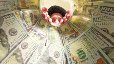 Bir adam, mizahı zengin bir kavram ile harmanlarken, şakayla gülümserken yüz dolarlık banknotlarla dolu bir kavanozun içinden yakın çekim görüntüsü. Zenginlikle Oyuncu Etkileşimi