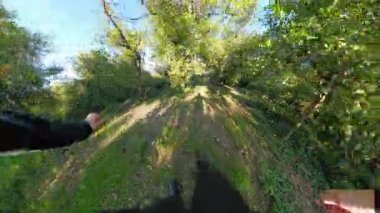 İki Tarafta Ağaçlar ve Bitkilerle Sunlit Meyve Bahçesinde Yürüyen Bir Kişi Tarafından Bir Gölgenin İlk Kişi Görünümü. Doğa Keşfi