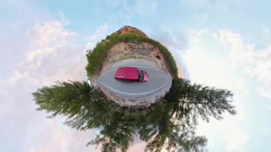 Kıvrımlı Dağ Yolu 'ndaki Kırmızı Araba Hava Görüntüsü Küçük Gezegen Efekti' nde, Rocky Arazisi ve Gökyüzü Altındaki Çam Ağaçları tarafından çevrelendi. Eşsiz Macera Sürücüsü