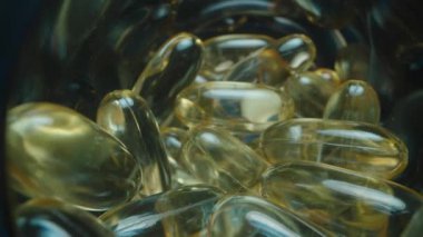 Altın Şeffaf Jelatin Kapsülleriyle Dolu Açık Mavi Kapsülden Tek Kapsül Seçme, Kapalı Macro Görünümü