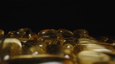 Omega 3 Kapsüllerinin Dolly Kaydırıcı Kapsülleri, Kamera Altın Şeffaf Dokularını Vurgularken ve Parlatıcı Bitirici Eklentileri Tamamlarken Açılırken Uzaklaşıyor