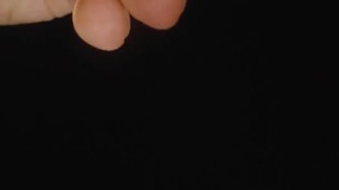 El Tutma Üç Altın Şeffaf Omega 3 Kapsülleri Parlak Yüzeylerini ve Yumuşak Doku Eklentilerini Vurguluyor