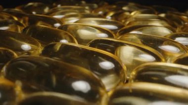 Altın Şeffaf Omega 3 Balık Yağ Kapsüllerinin Dolly Kaydırıcısı Pürüzsüz Yüzeylerini ve Yansıtıcı Detayları Vurguluyor Besleyici Eklentileri
