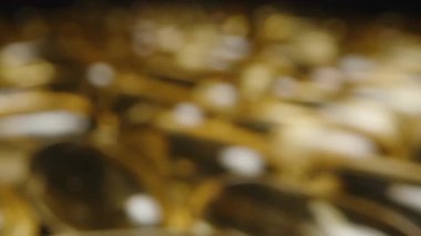 Altın Şeffaf Omega 3 Balık Yağı Kapsüllerini Ters Bulanık Efektle Odaklanamayan Yumuşak bir Arka plan Besleyici