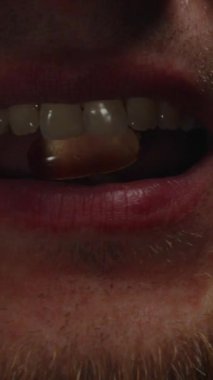 Dikey video. Sakallı Bir Adam Vitamin Kapsüllerini Suyla İçiyor Bir Cam Kapsülünden Suyla Sıvı Alma ve Yedek Beslenme Yasasını Vurguluyor