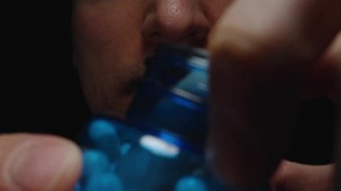 Tüketim Beslenme Farkındalığından Önce Beyaz Kapsülü Dudaklarına Yaklaştıran Bir Kişi