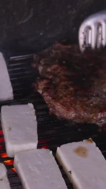 Dikey video. Yükselen Duman, Halloumi Peynir Dilimleri Parlayan Kömürün Üzerinde Pişiyor, Yan-Açı Görünümü