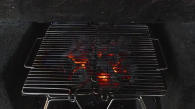Metal Izgara Parlayan Kömürün Üzerinde Turuncu Alevler, Kararmış Barbekü Çukuru 'nun İçinde Konumlandırılmış