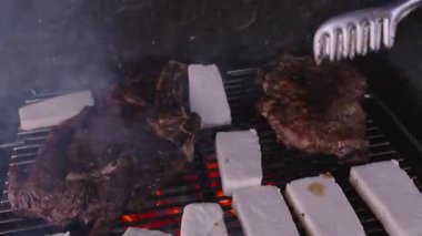 Yükselen Duman, Halloumi Peynir Dilimleri Parlayan Kömürün Üzerinde Pişiyor, Yan-Açı Görünümü