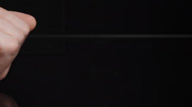 Açık El Tutma ve Sunum Bir Prezervatif, Farkındalığı Sembolize ve Güvenli Uygulama