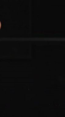 Dikey video. Açık El Tutma ve Sunum Bir Prezervatif, Farkındalığı Sembolize ve Güvenli Uygulama