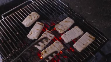 Halloumi Peynir Dilimleri Kızgın Izgarada Parlayan Kömür Üzerine Metal Tong, Görünür Izgara İzleri, Üst Açı Görünümü