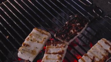 Halloumi Peynir Dilimleri Dikkatlice Kızarmış Tong Dilimleniyor, Izgara İzleri Görünür, Bir Dilimlenmiş, Parlayan Kömürün Üzerinde, Açılı Yakın Çekim