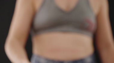 İzleyiciye Doğru Uzatılmış Kondom Tutan Bir Kadın Güvenli Seks Uygulamalarında Hazırlık ve Sorumluluğu Vurguluyor