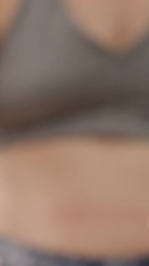 Dikey video. Bir erkek bir kadına prezervatif verir. Güvenli seksi desteklemek için paylaşılan sorumluluk ve ortaklığı gösterir..