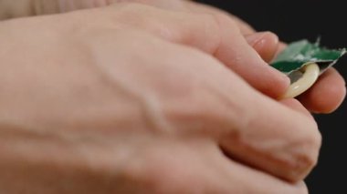 Eller dikkatle bir prezervatifi ambalajından çıkartıyor, Hazırlıyor ve Güvenli Seks Uygulamalarının Önemi Vurguluyor