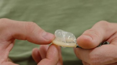 Kullanıma hazırlarken, Güvenli Uygulama ve Detaylara Dikkat Ederken, Eller Kondomu Hafifçe Açar