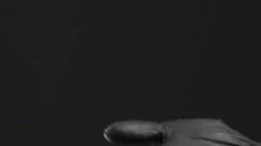 Siyah Eldiven Giyen El Avuç İçindeki Kondomu Tutuyor, Güvenli Tutma ve Temizlik Uygulamalarını Gösteriyor