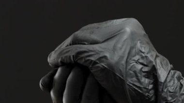 Çerçevede Kapalı Avuç ile Siyah Eldivenli Bir El, Yavaş yavaş Bir Prezervatifi Açığa Çıkartıyor, Seks 'te Güvenli İlişkiler kavramını vurguluyor