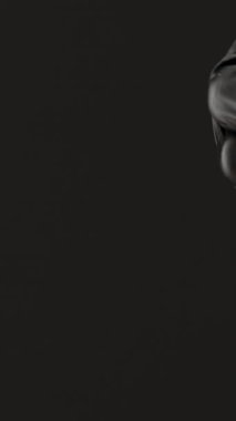 Dikey video. Siyah Eldivenli El Kullanılmış Prezervatif Tutma ve Uzatma, Uygun Kullanım ve Güvenli İmha Çalışmalarını Gösterme