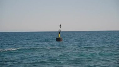 Açık Deniz 'de Yüzen Şamandıra Açık Mavi Gökyüzü Altında Yumuşak Dalgalarla