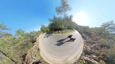 İki Yürüyüşçü, Ormanlı Dağ Bölgesi 'nde Kavisli Yol' da, Geniş Açı Bakış Açısı, Temsili Keşif ve Birliktelik 'ten Yakalandı.