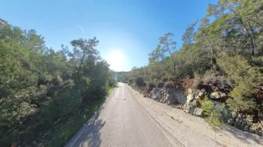 Bereketli yeşillik ve kayalık yamaçlarla çevrili Sunlit Dağ Yolu 'nda bir çift yürüyüş, Hava Perspektifi' nden, Dış Özgürlük ve Bağlantı 'dan yakalanmıştır.