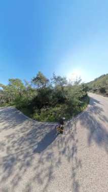 Dikey video. Bir çift Gezgin El Ele Yürüyor Çevresindeki Çevrede Yeşil Dağ Yolu Geniş Açı Bakış Açısı, Temsilcisi ve Özgürlüğü