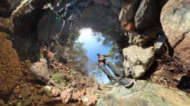 360 Derece Arkaplanda Mavi Gökyüzü ve Ağaçlı Küçük Bir Derenin Üzerinde Yürüyen Kayalıklara Yürüyen Bir Yürüyüşçü Perspektifi