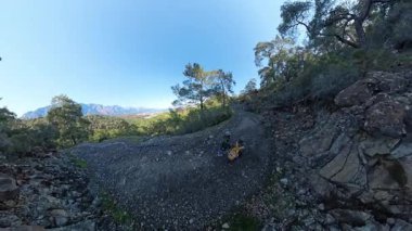 İki Gezgin Rocky Dağları 'nda Yeşil Vadilerin Panoramik Manzarası, Bir Sahil Kasabası ve Yüksek Tepeler