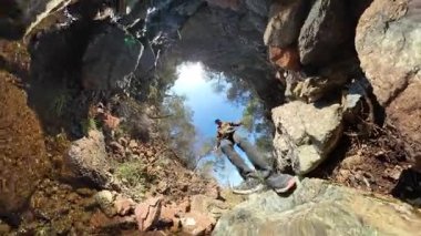 360 Derece Arkaplanda Mavi Gökyüzü ve Ağaçlı Küçük Bir Derenin Üzerinde Yürüyen Kayalıklara Yürüyen Bir Yürüyüşçü Perspektifi