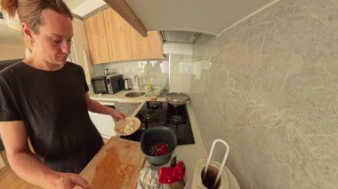 Modern Kitchen 'da Siyah Tişörtlü Kadın Katı Kaynamış Yumurta Üstü Plastik Kasede, Geniş Açı Görünümlü