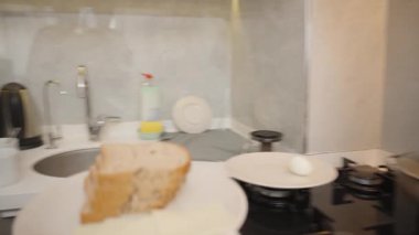 Ekmek ve Peynirli Kadın Tabağı Ekmek ve Ekmek Ekmek Fırınının Yanında İçinde Ekmek Kızartan Fırın