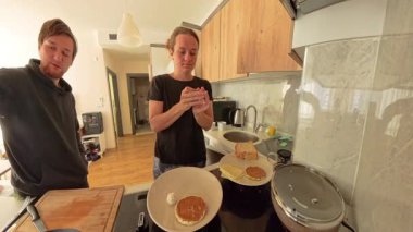 Erkek ve Kadın, Modern Kitchen 'da Pankek, Peynir ve Ekmek Hazırlama Kahvaltısı, Geniş Açı Görüş