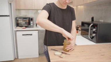 Modern Mutfak 'ta Kadın Karıştırıcı Fıstık Ezmesi ve Bıçak Ahşap Tezgahta