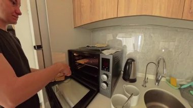 Modern Mutfak, Geniş Açı Görünümü 'nde Ekmek Kızartma Fırınının İçinde Kadın Kontrol Ediyor