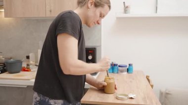Kadın Fıstık Ezmesini Kavanozda Karıştırıyor Bıçakla Parlak Modern Mutfakta Tahta Masada