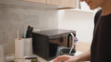Modern Mutfak 'ın Tahta Kesme Tahtasında Peynirli Ekmek ve Ton Balığı Söndüren Kişi