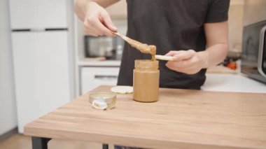 Cozy Kitchen 'da Fıstık Ezmesi Söndüren Kadın