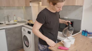 Çağdaş Mutfakta Çay İçin Çaydanlıktan Beyaz Fincanlara Sıcak Su Döken Kadın