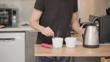 Tahta Masada Elektrikli Çaydanlık Tutarken Beyaz Fincanlarda Sıcak Çay İçen Kadın
