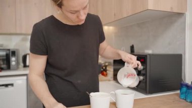 Bir Mutfakta Beklerken Beyaz Çay Fincanlarına Süt Döken Kadın