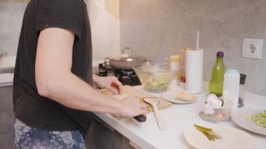 Modern Kitchen 'ın Ahşap Kesme Kurulunda, Yakınındaki Çeşitli Malzemelerle Yakın Çekim Kadın Izgarası. Yemek Hazırlama Konsepti