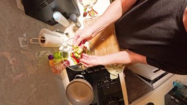 Küçük bir Mutfakta Taze Salata Malzemeleri ile Dilimlenmiş Avokado Üstten Birinci Şahıs Görünümü