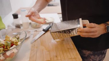 Avokado, Feta ve Sebzeli Taze Salata 'nın Yakın plan Çekimi Bir Mutfaktaki Tahta Kesme Tahtasındaki Cam Kasede