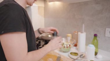 Modern Kitchen 'da Cam Kase Salata Giyen Kadın Mutfak Malzemeleri ve Mutfak Malzemeleri ile Beyaz Tezgahta
