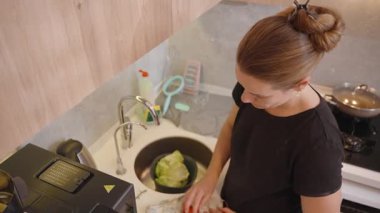 Kadın Elleri 'nin Taze Salatalık ve Domatesin Yakın Çekimi Bir Lavabo Yanındaki Mutfak Tezgahında, Akıllı Seç Giyen, Sağlıklı Yemek Hazırlamaya Odaklan